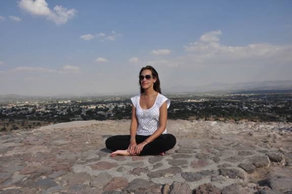 Val energizando na Pirâmide do Sol. Ruínas de Teotihuacán, ao norte da Cidade do México